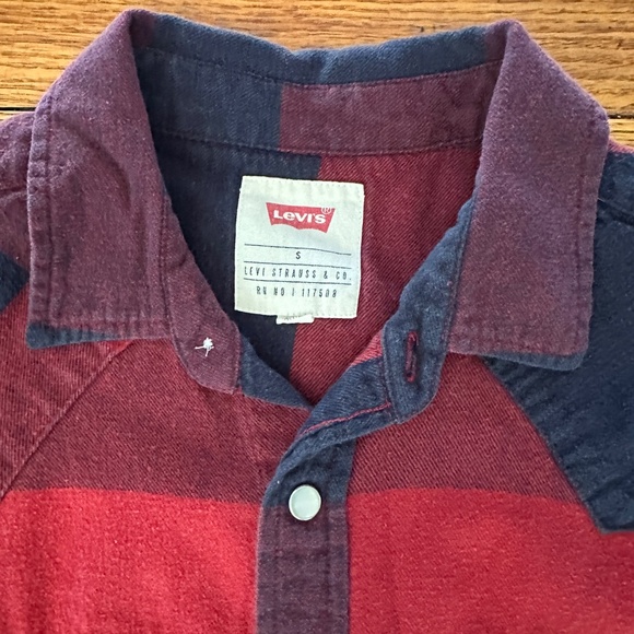 Lot of two Levi's Women's Pearl Snap Western Flannel Shirts, Small - Picture 5 of 7